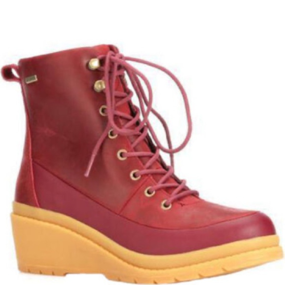 Like new women’s Muck Liberty waterproof wedge boots burgundy, size 6.5
